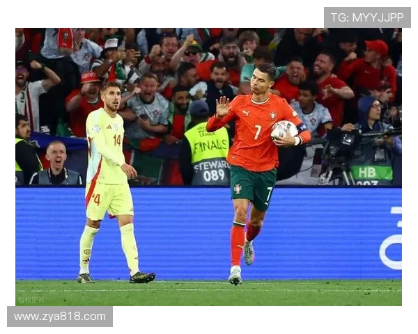 球迷冲进场内抢C罗球衣引发欧冠赛场惊奇一幕